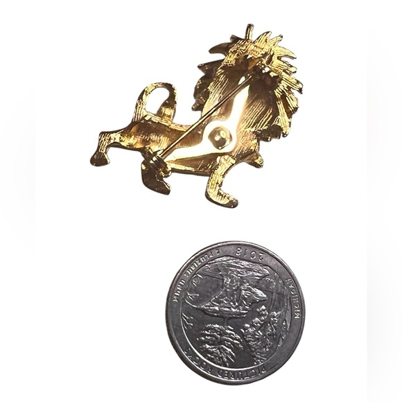 Vintage set of 4 Gold Tone animal themed brooches/pin Zebra,Lion,Whale,Elephant - Picture 10 of 12